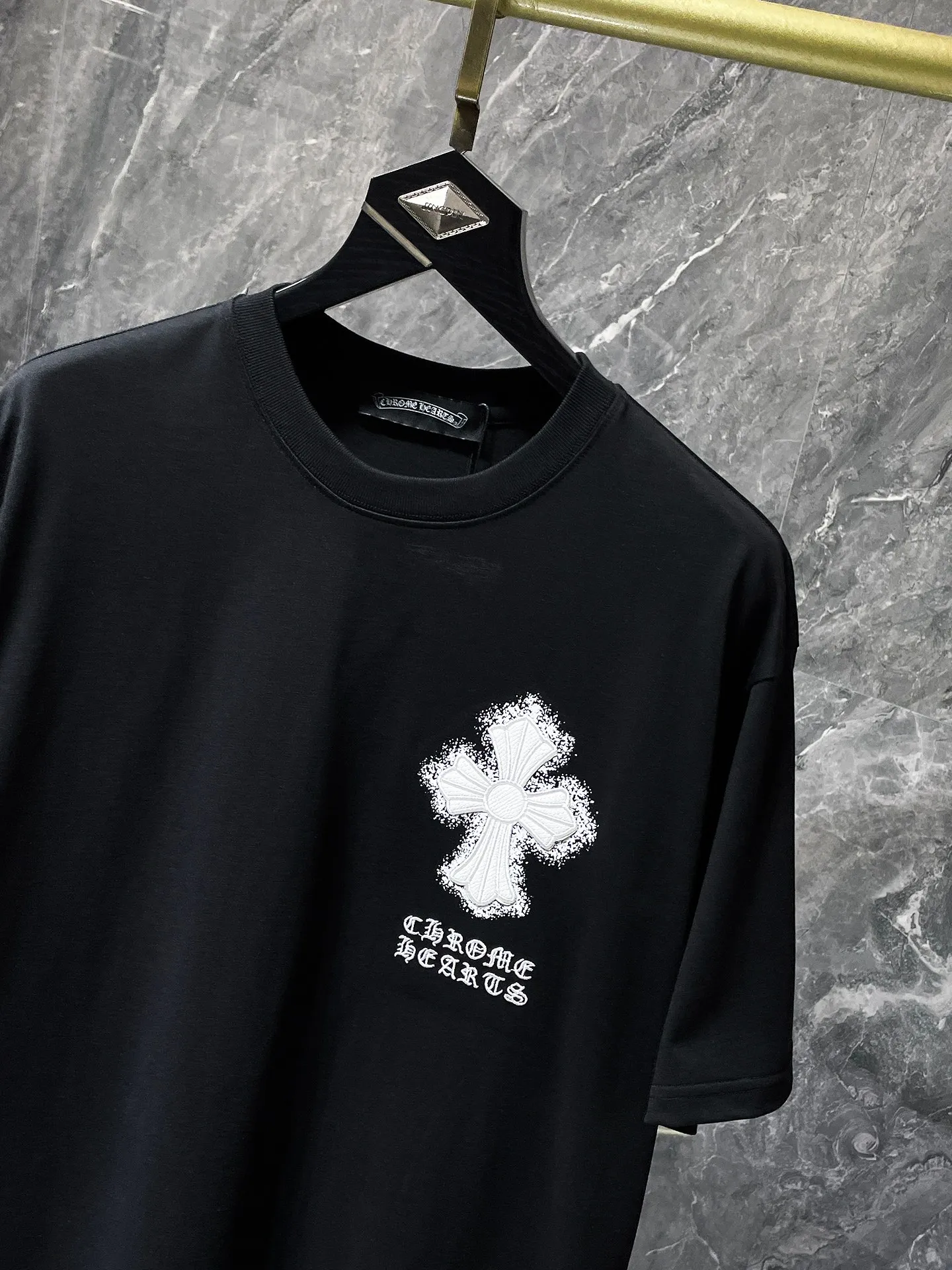 P154 New Chrome Hearts 25ss for summer. High-weight, environmentally friendly and high-quality top-grade fabric. 260g~270g. Croma embroidery, Sanskrit cross and spray-printed short sleeves. Counter synchronization. 1:1 replica version. Recommended color: black. White. Size: S, M, L, XL.